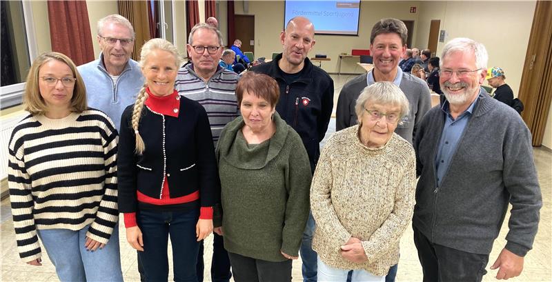 Sportlerehrung in Bad Harzburg: Neue Kriterien für mehr Kandidaten Das Leitungsteam der AG Sport: (v.l.) Melanie Jacobs, Ulrich Lauermann, Gesine Kirschke, Dieter Jung, Barbara Smail, Lars Grollmisch, Hannelore Bruns, Ralf Otte und Vorsitzender Hans-Herwig Schlottke.