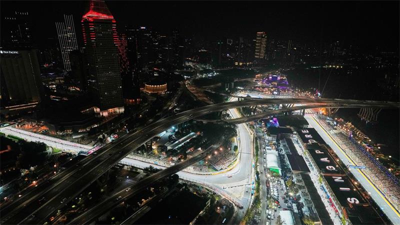 WM für Antonelli „ganz nah“ - Verstappen als Warnung Das Lichtermeer von Singapur.