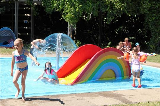Das Liebenburger Freibad lockt die Kinder der Gemeinde mit vielfältigen Aktionen ins kalte Nass zur Abkühlung. Der Eintritt ist für die Kinder und Schüler kostenfrei. Foto: Leifeld