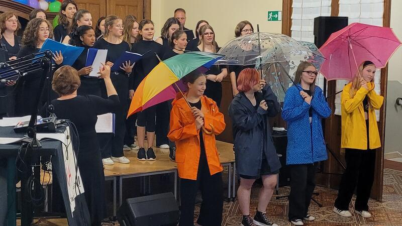 „Radio NIG“ geht in Bad Harzburg auf Sendung Das Lied "Singing in the rain" wird vom NIG-Chor nicht einfach nur gesungen - es gibt auch eine kleine Showeinlage.