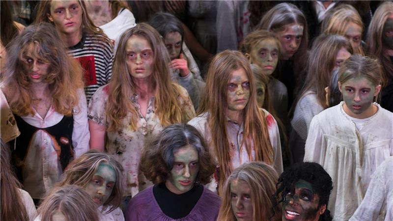 150 Zombies tanzen zu „Thriller“ im Hamburger Hauptbahnhof Das Lied ist aus den 1980er Jahren.