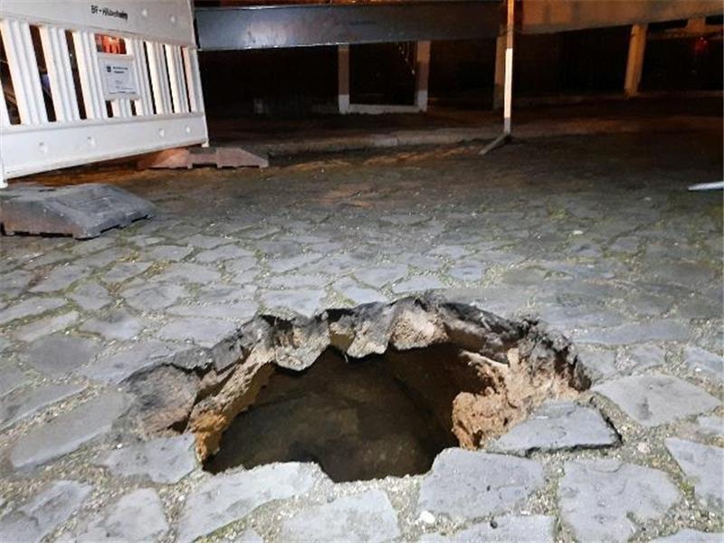 Hildesheim: Plötzliches Loch auf Straße verursacht Unfälle Das Loch auf der Gerlandstraße verursachte zwei Unfälle. Foto: PI Hildesheim
