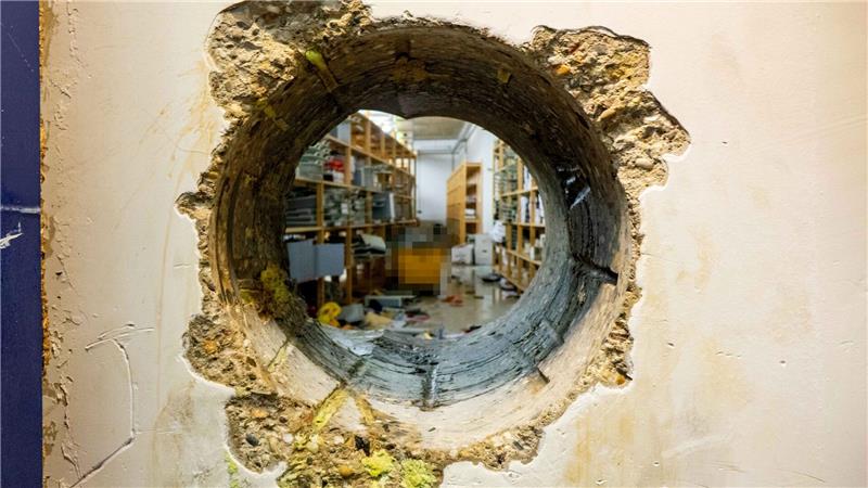 Gelsenkirchener Millionen-Coup: Erste Klagen starten Das Loch in der Wand des Tresorraums. Auf diesem Weg stahlen Unbekannte Millionen aus mehr als 3.000 Schließfächern. (Handoutfoto)