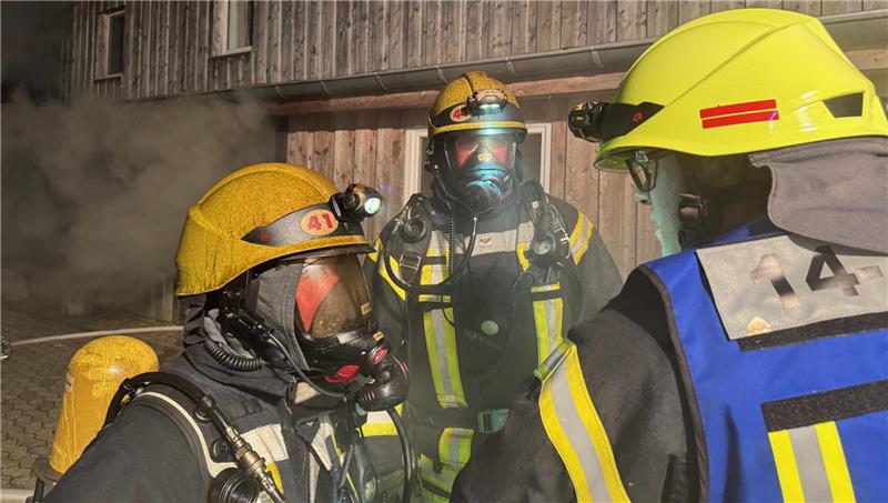 300.000 Euro Schaden nach Brand im Skiheim Torfhaus belastet Verein Das Löschen der Skihütte verlangt der Feuerwehr aus Altenau und Clausthal-Zellerfeld einiges ab.