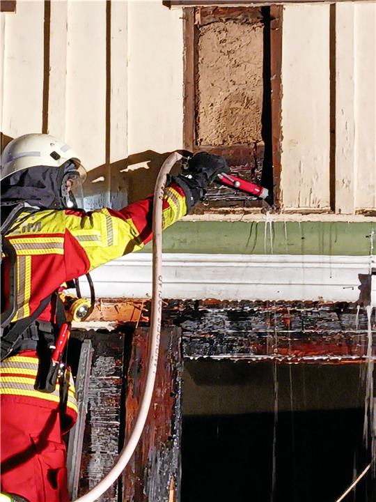 Das Löschen gestaltet sich wegen der Holzbalken zeitintensiv. Foto: Feuerwehr