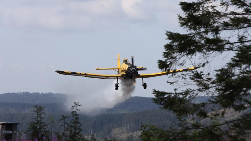 400 Einsatzkräfte am Ahrendsberg nahe dem Okerstausee gefordert Das Löschflugzeug "Hexe 1" aus dem Harzkreis wirft am Ahrendsberg Wasser ab.
