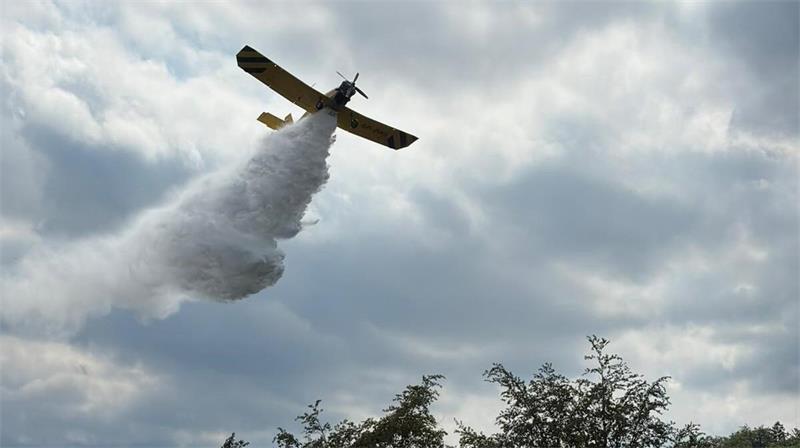 Das Löschflugzeug Hexe 1 beim Einsatz am Dienstagnachmittag.