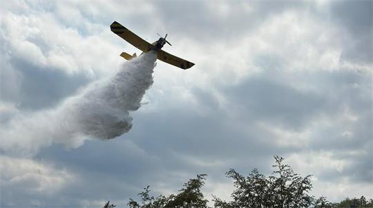 Das Löschflugzeug Hexe 1 beim Einsatz am Dienstagnachmittag.