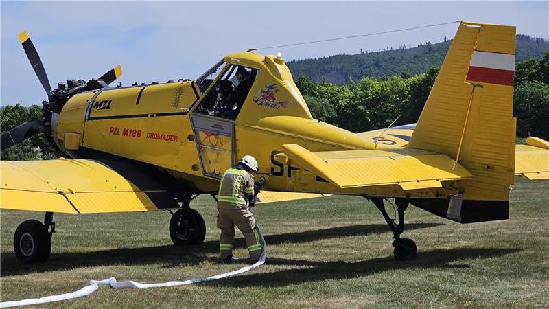 1,2 Hektar stehen in Flammen – Löschflugzeug wieder im Einsatz Das Löschflugzeug "Hexe 1" wird am Bollrich in Goslar mit Wasser befüllt. Dreimal landete und startete das Flugzeug am Mittwoch am Bollrich und fasste jedes Mal 2000 Liter Wasser.