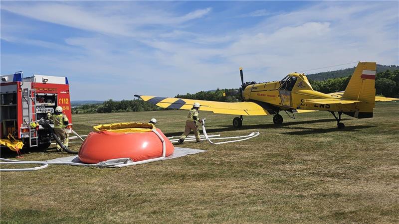 Das Löschflugzeug „Hexe 1“ wird am Bollrich in Goslar mit Wasser befüllt.