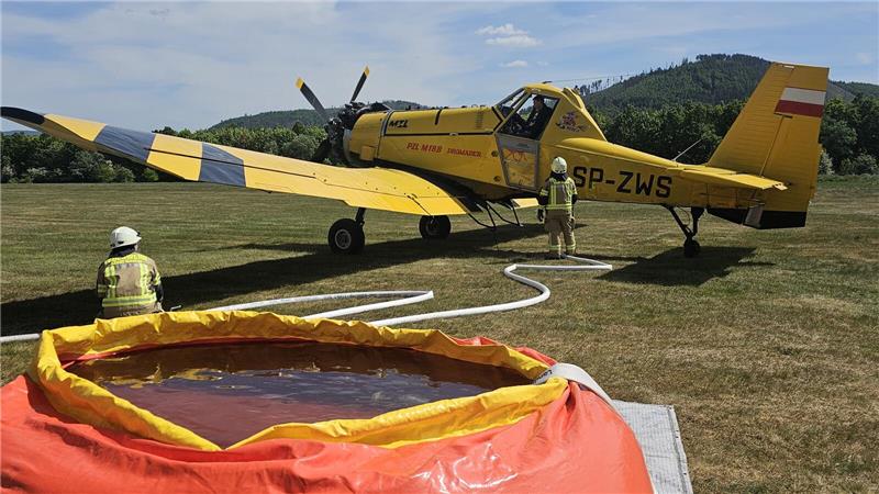 Das Löschflugzeug „Hexe 1“ wird am Bollrich in Goslar mit Wasser befüllt.