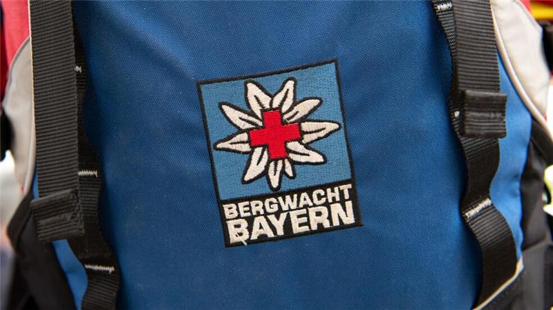 Bergwacht rettet unterkühlten Mann nach zwei Nächten Das Logo der Bergwacht ist an einem Rucksack zu sehen. Bei Oberstdorf musste die Bergwacht nun einen Mann retten, der ohne richtige Ausrüstung und Erfahrung zwei Nächte in den Bergen verbrachte. (Archivfoto-Illustration)