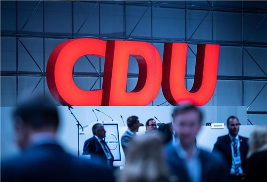 Das Logo der CDU auf einem Parteitag.