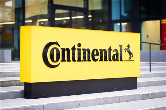 Das Logo der Continental AG ist vor der Unternehmenszentrale des Automobilzulieferers zu sehen.