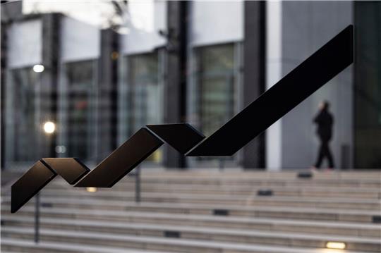 Das Logo der Deutsche Börse Group ist vor der Zentrale des Marktbetreibers zu sehen.