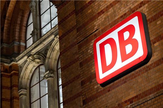Das Logo der Deutschen Bahn (DB) frühen Morgen vor dem Bremer Hauptbahnhof.