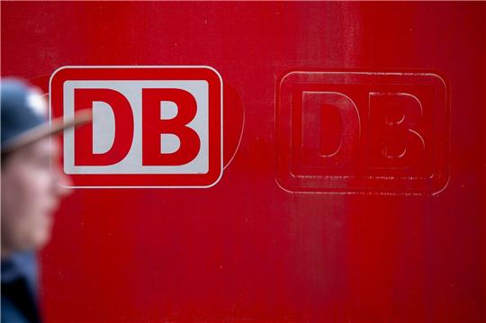 Das Logo der Deutschen Bahn (DB) klebt an einem Zug des Unternehmens.