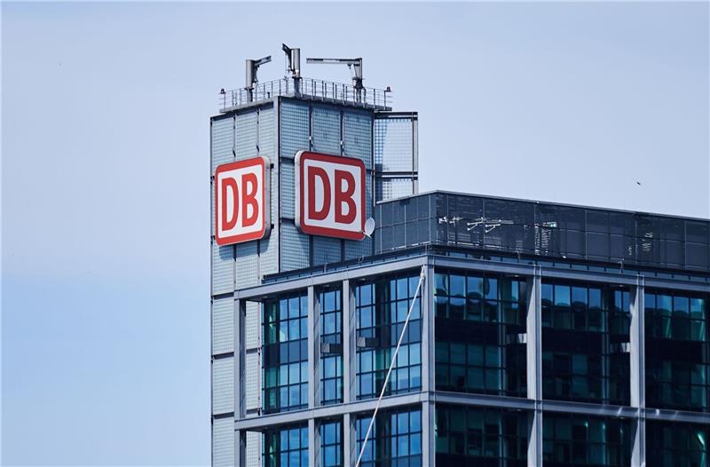Das Logo der Deutschen Bahn am Hauptbahnhof in Berlin: Kommende Woche wollen die Deutsche Bahn (DB) und die Eisenbahn- und Verkehrsgewerkschaft (EVG) in eine besonders lange Verhandlungsrunde gehen