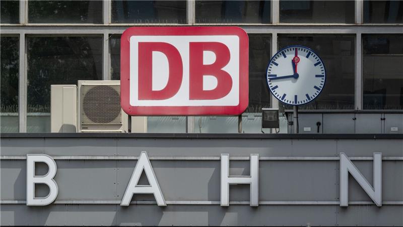 Pro Bahn: Viele werden bei Streik Deutschlandticket kündigen Das Logo der Deutschen Bahn hängt über dem Eingang zum Münchner Hauptbahnhof.