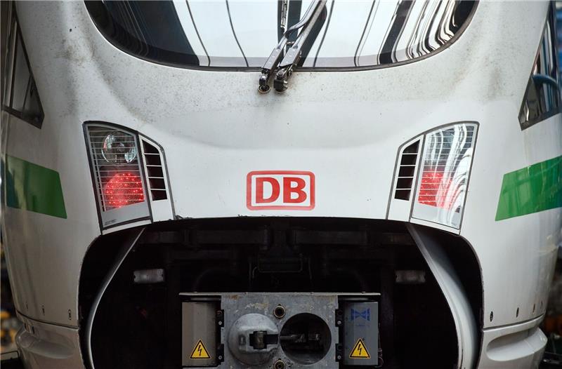 Bahnstreik: Diese Verbindungen in der Region sind betroffen Das Logo der Deutschen Bahn ist auf der Front eines ICE zu sehen.