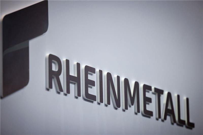 Spanien kauft Artilleriegeschosse bei Rheinmetall Das Logo der Firma Rheinmetall ist bei der Fachmesse für Sicherheitstechnologie Enforce Tac am Stand des Unternehmens zu sehen.