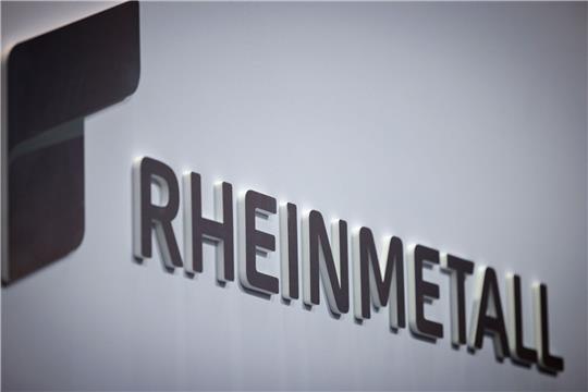 Das Logo der Firma Rheinmetall ist bei der Fachmesse für Sicherheitstechnologie Enforce Tac am Stand des Unternehmens zu sehen.