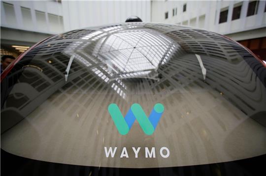 Das Logo der Google-Schwesterfirma Waymo ist während eines Google-Events auf der Scheibe eines fahrerlosen Waymo-Autos zu sehen.