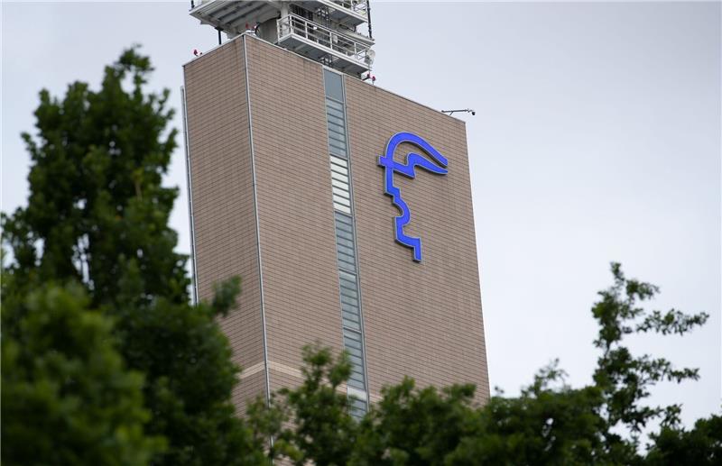 Das Logo der Hannover Messe ist an einem Gebäude auf der Messe zu sehen.