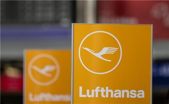 Das Logo der Lufthansa am Flughafen in Frankfurt am Main.