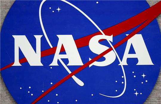 Das Logo der NASA am Johnson Space Center in Houston, Texas. Drei Unternehmen sollen im Auftrag der US-Raumfahrtbehörde künftig Mondfahrzeuge bauen.