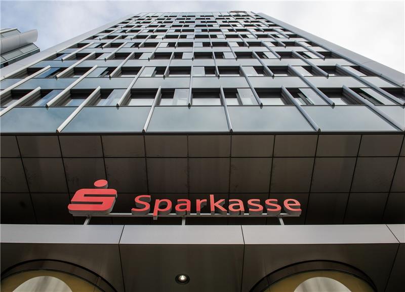 Das Logo der Sparkasse über einem Eingang zum Unternehmenssitz der Sparkasse Hannover.