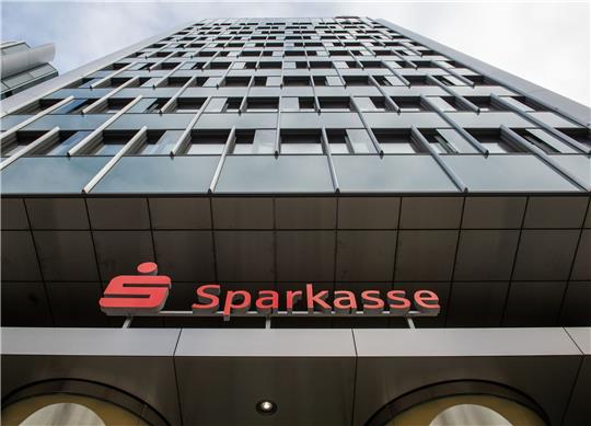 Das Logo der Sparkasse über einem Eingang zum Unternehmenssitz der Sparkasse Hannover.