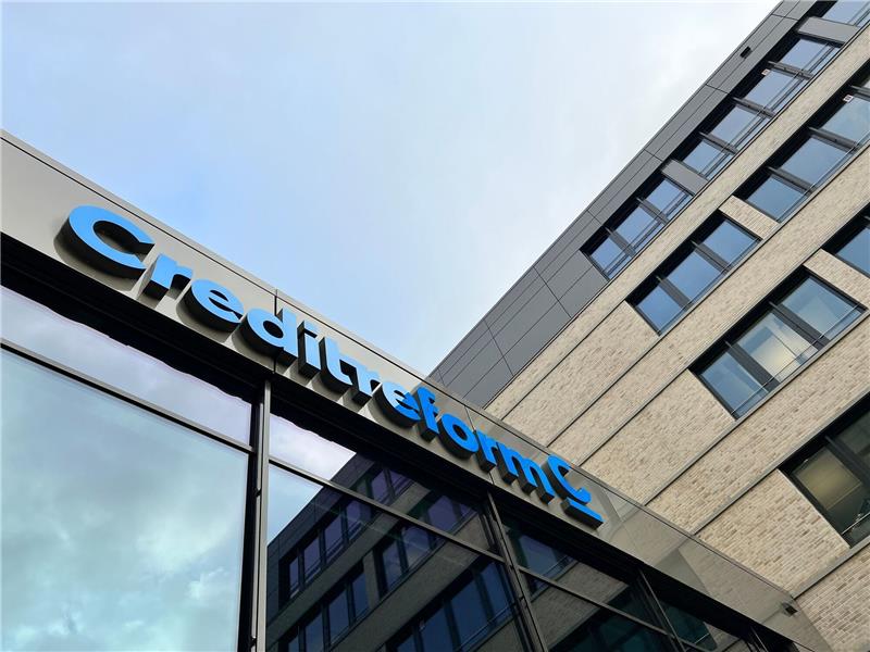 Bremen mit höchster Insolvenzquote in Deutschland Das Logo der Wirtschaftsauskunftei Creditreform hängt am Eingang des Unternehmens.