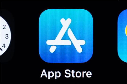 Das Logo des App-Store ist auf dem Bildschirm eines iPhones zu sehen.
