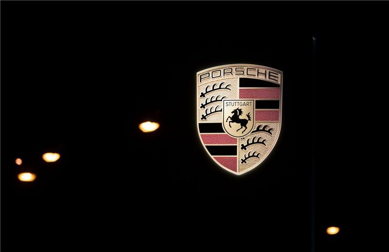 Porsche-Chef für E-Fuels: Sinnvoll beim Klimaschutz Das Logo des Autobauers Porsche im Porsche-Zentrum Stuttgart.