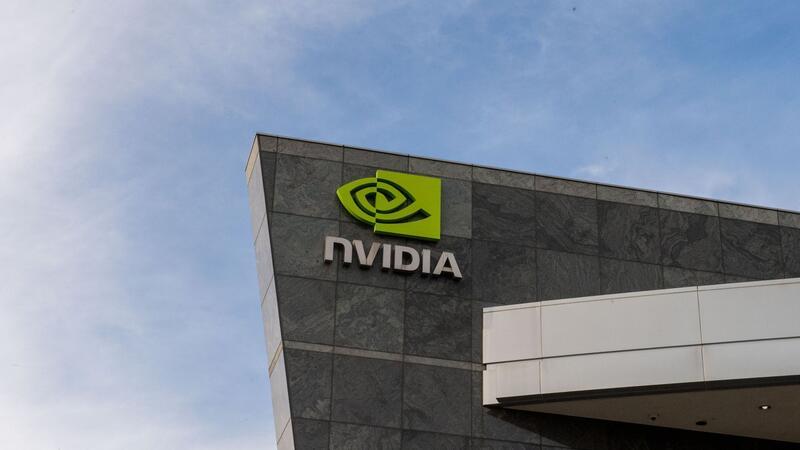 Nvidia wird zur Nummer eins beim Börsenwert Das Logo des Chipkonzerns Nvidia am Hauptquartier im Silicon Valley.