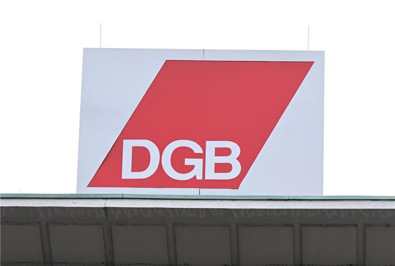 Das Logo des Deutschen Gewerkschaftsbundes DGB, ist am Gewerkschaftshaus in Stuttgart angebracht.
