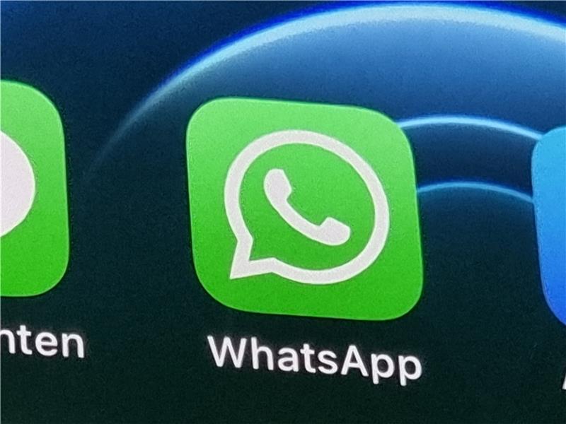 Per WhatsApp übers Ohr gehauen Das Logo des Nachrichtendienstes WhatsApp wird auf dem Display eines Smartphones angezeigt. Foto: dpa