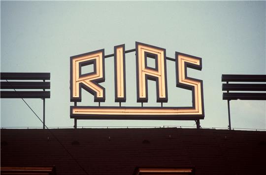 Das Logo des RIAS Berlin auf dem Dach des Rundfunkhauses im Stadtteil Schöneberg.