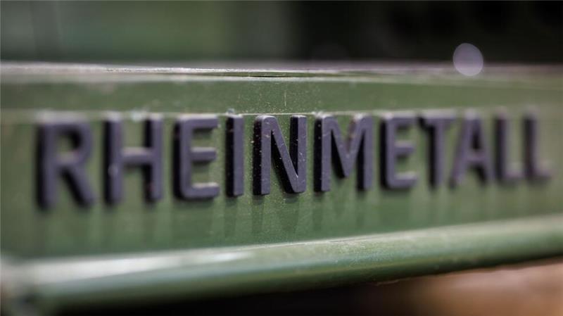 Rheinmetall-Aktie kostet zehnmal mehr als vor Ukraine-Krieg Das Logo des Rüstungskonzerns Rheinmetall an einem Militärfahrzeug.