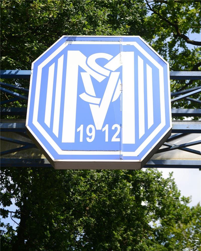 Kugland und Feigenspan verlassen SV Meppen Das Logo des SV Meppen über dem Eingang zum Stadion.