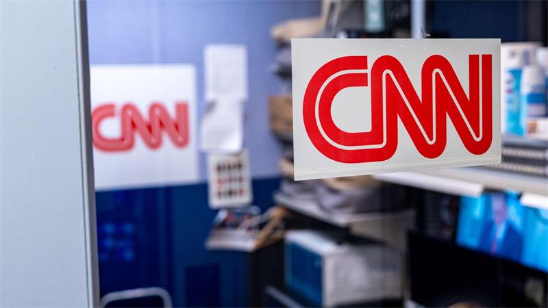 Das Logo des Senders CNN ist am Weißen Haus zu sehen.