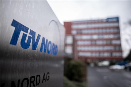 Das Logo des Tüv Nord ist vor der Zentrale in Essen zu sehen.