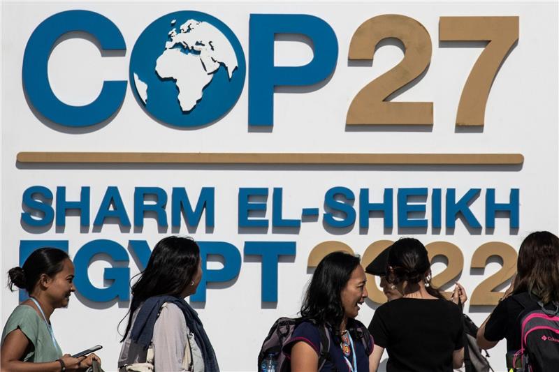 Empörung über Coca-Cola als Sponsor der Klimakonferenz Das Logo des UN-Klimagipfels COP27 im International Convention Center im Badeort Scharm el Scheich.