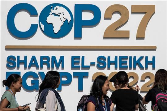 Das Logo des UN-Klimagipfels COP27 im International Convention Center im Badeort Scharm el Scheich.