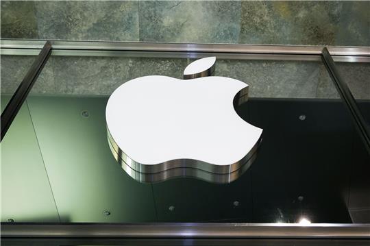 Das Logo des US-amerikanischen Technologieunternehmens Apple ist in am Apple Store Jungfernstieg in der Innenstadt von Hamburg zu sehen.