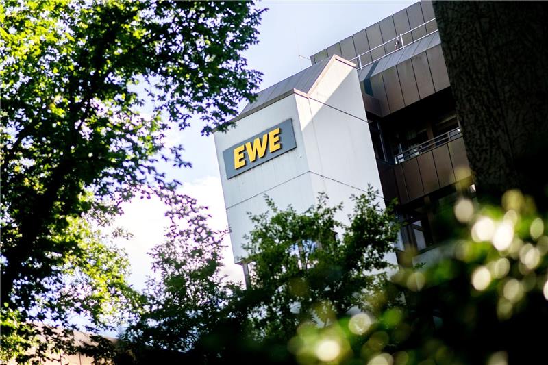Verbraucherzentrale mahnt Energieversorger EWE ab Das Logo des Unternehmens, der Schriftzug „EWE“, hängt an der Hauptverwaltung des Energieversorgers.