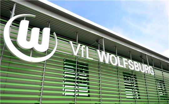 Das Logo des VfL Wolfsburg hängt über dem Eingang zum AOK-Stadion am Allerpark.