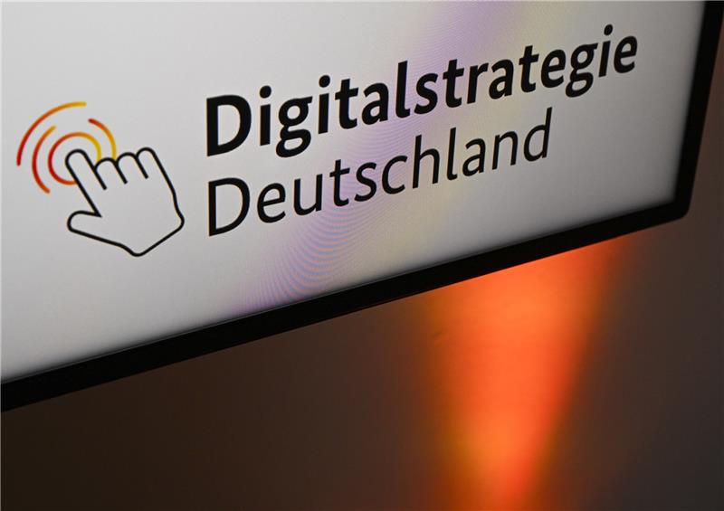 Digitalisierung in Deutschland: Was kommt voran? Wo hapert es? Das Logo für die Digitalstrategie Deutschland bei einer Tagung im Cafe Moskau. Foto: picture alliance/dpa | Jens Kalaene