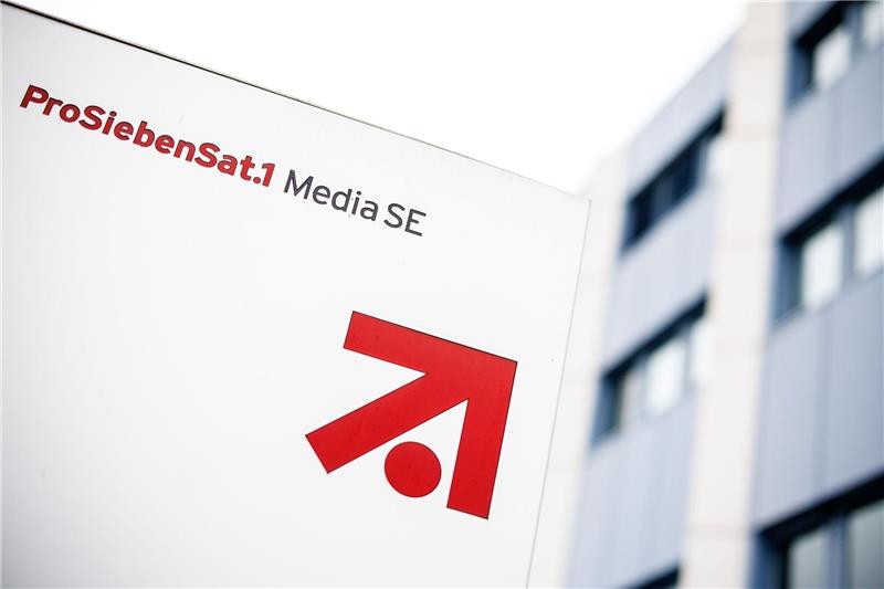 Das Logo und der Schriftzug der «ProSiebenSat.1 Media SE» im bayerischen Gewerbegebiet Unterföhring vor einem Gebäude des Unternehmens.